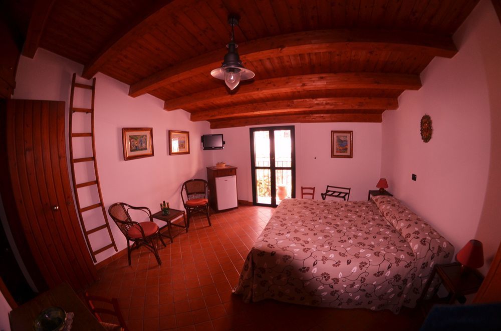 Bed and Breakfast Le Piccole Grotte Шилла Экстерьер фото