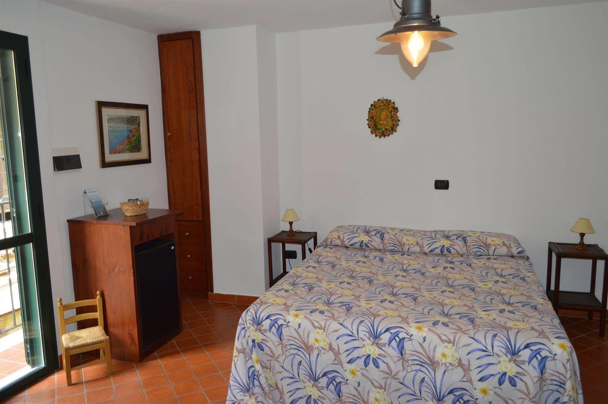 Bed and Breakfast Le Piccole Grotte Шилла Экстерьер фото