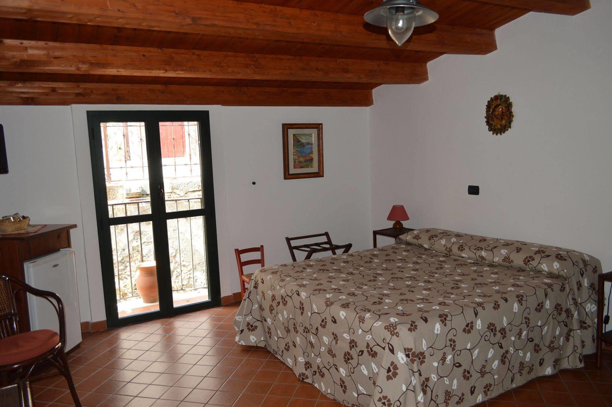 Bed and Breakfast Le Piccole Grotte Шилла Экстерьер фото