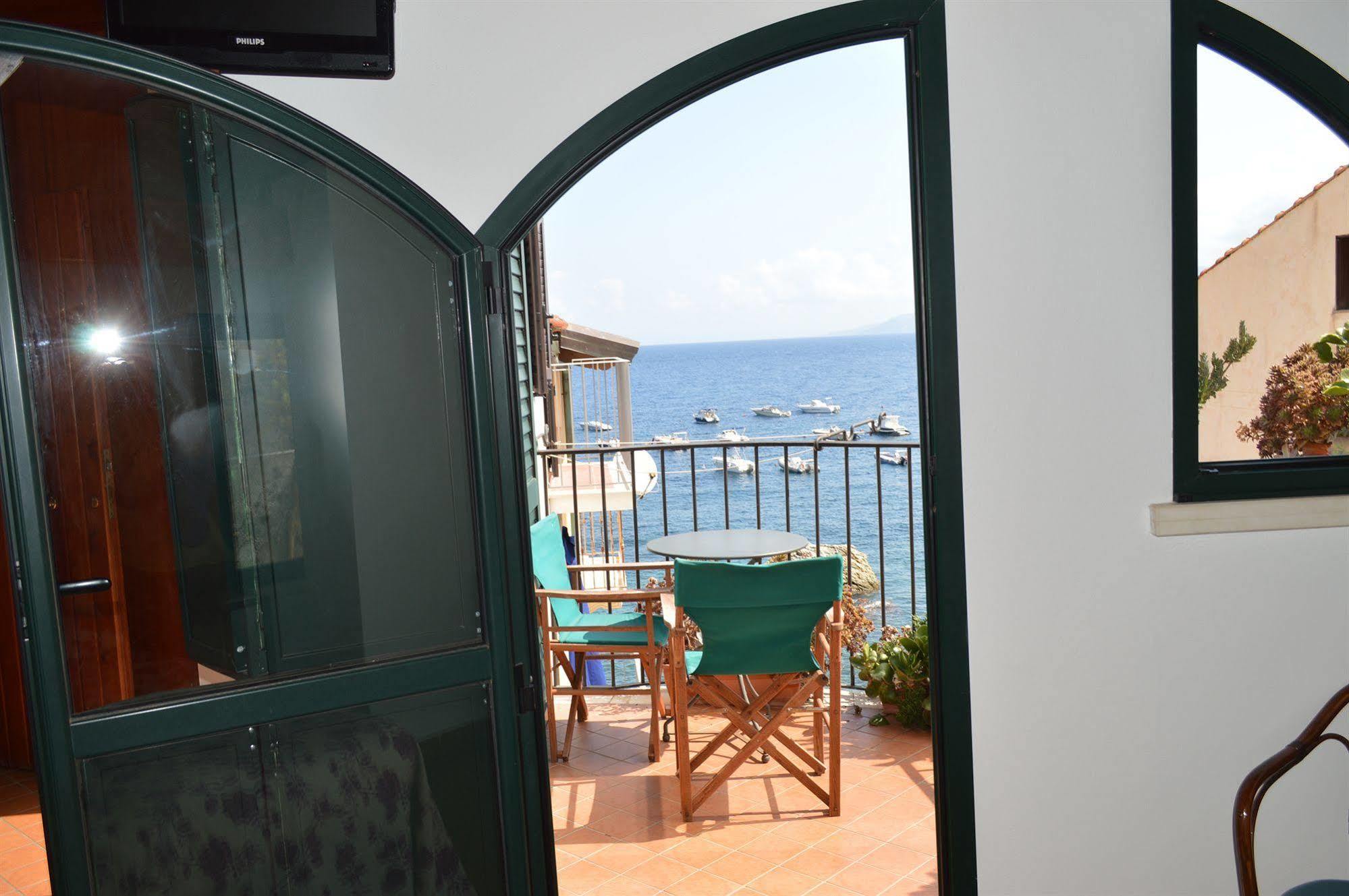 Bed and Breakfast Le Piccole Grotte Шилла Экстерьер фото