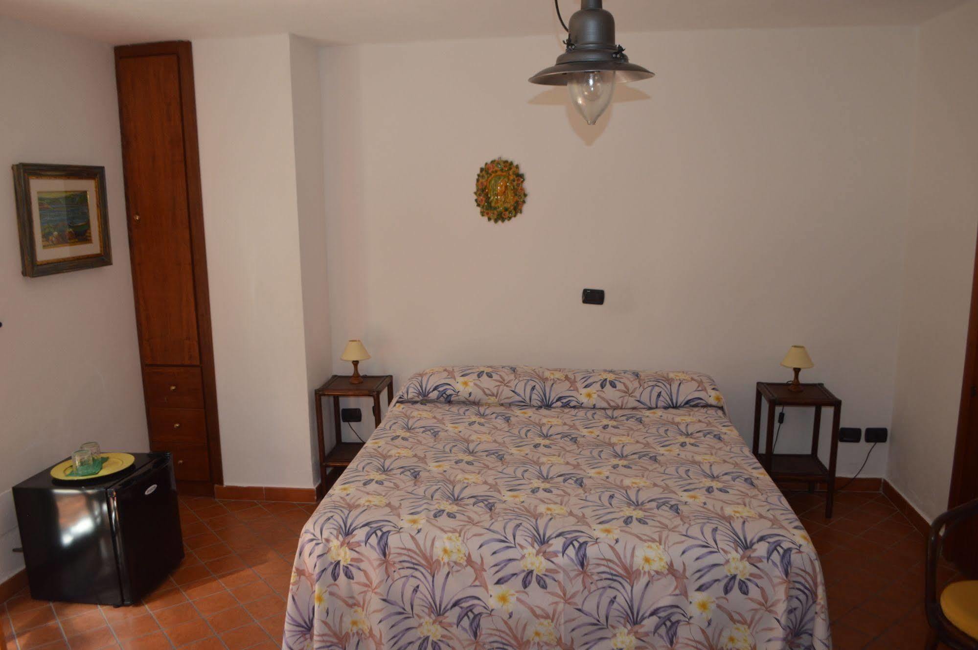 Bed and Breakfast Le Piccole Grotte Шилла Экстерьер фото