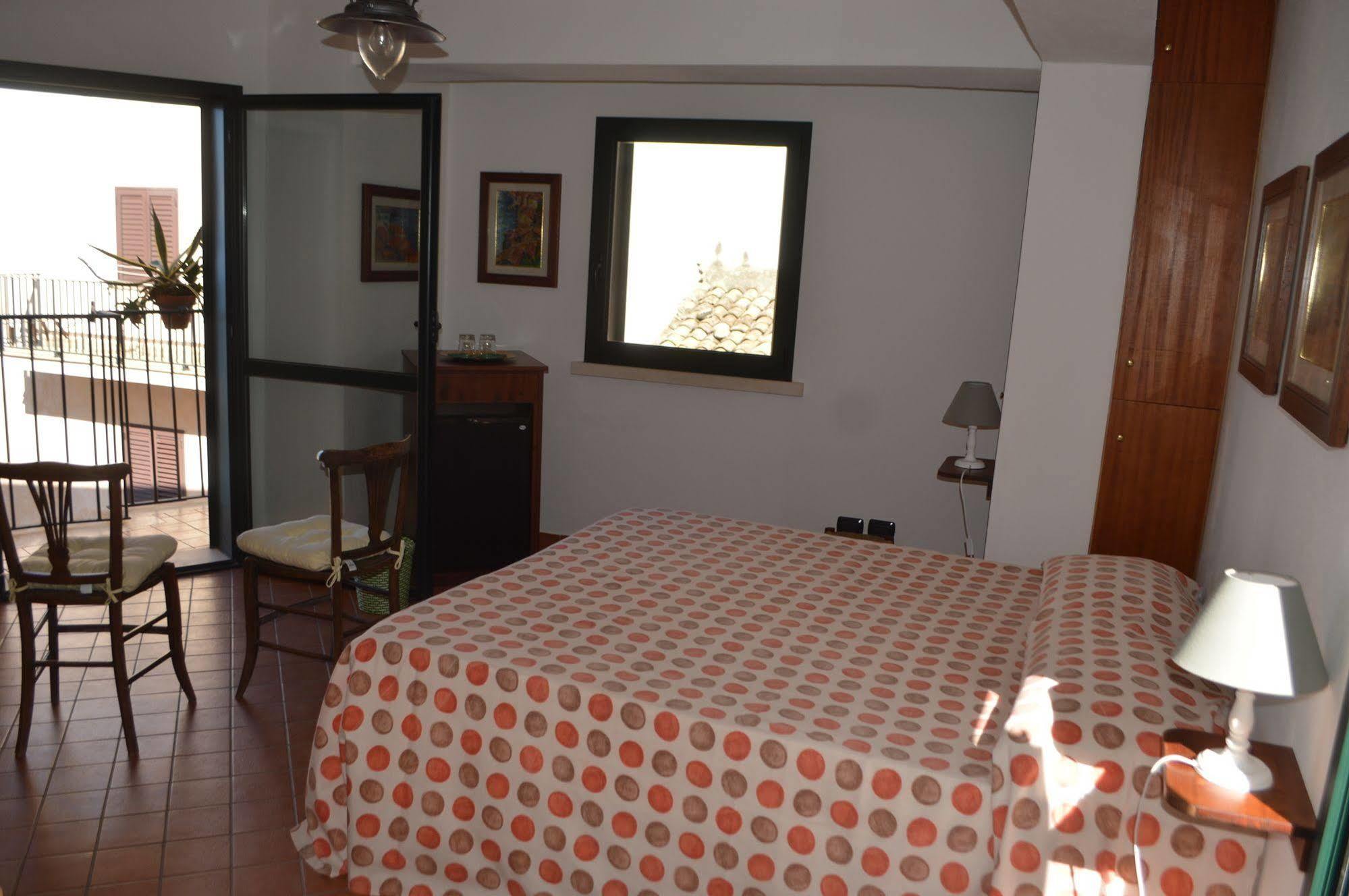 Bed and Breakfast Le Piccole Grotte Шилла Экстерьер фото