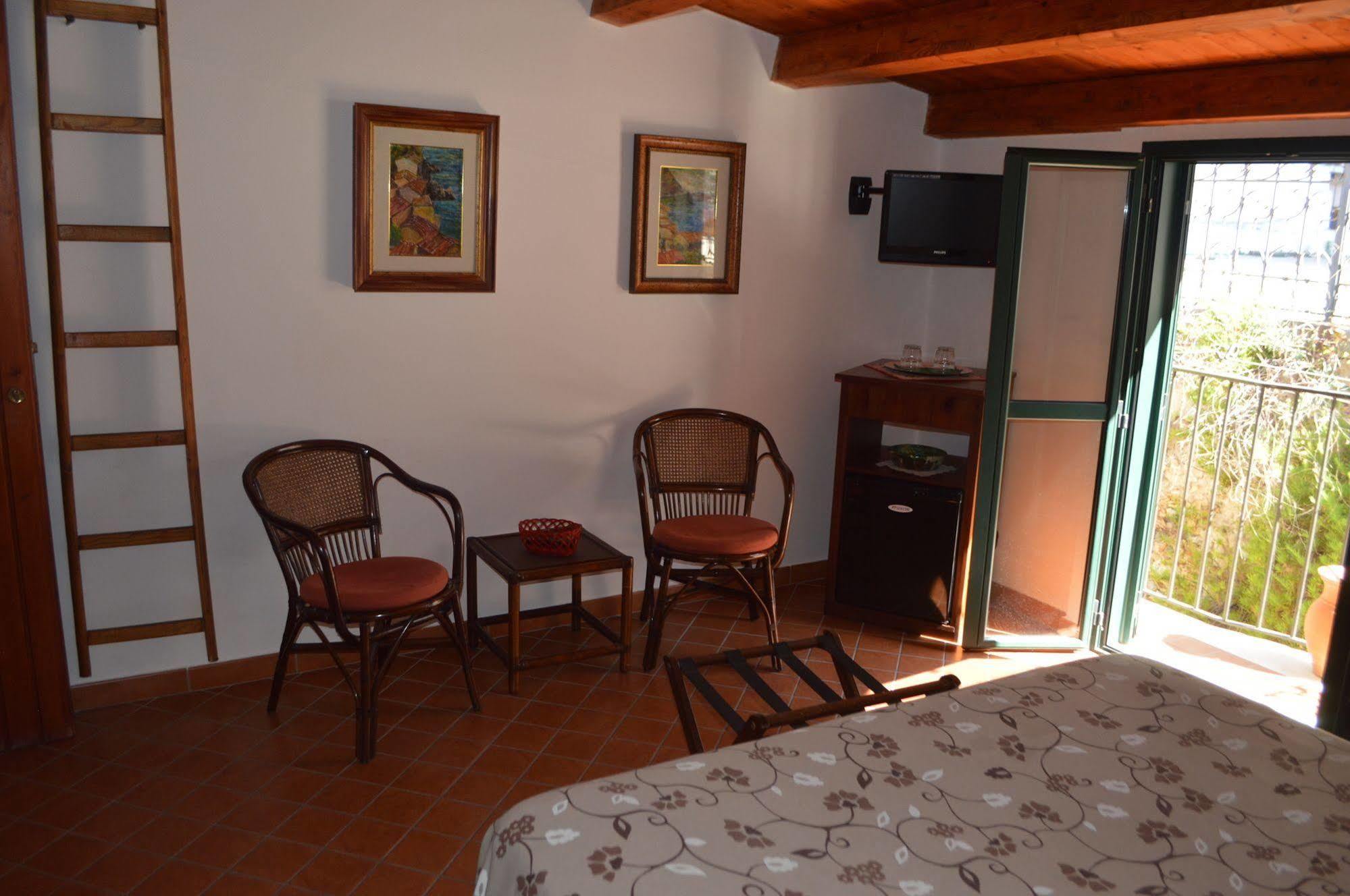 Bed and Breakfast Le Piccole Grotte Шилла Экстерьер фото