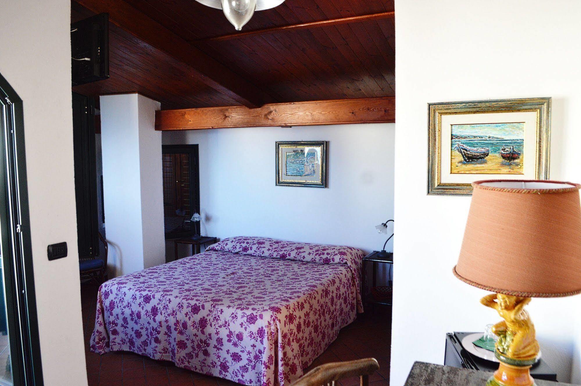 Bed and Breakfast Le Piccole Grotte Шилла Экстерьер фото