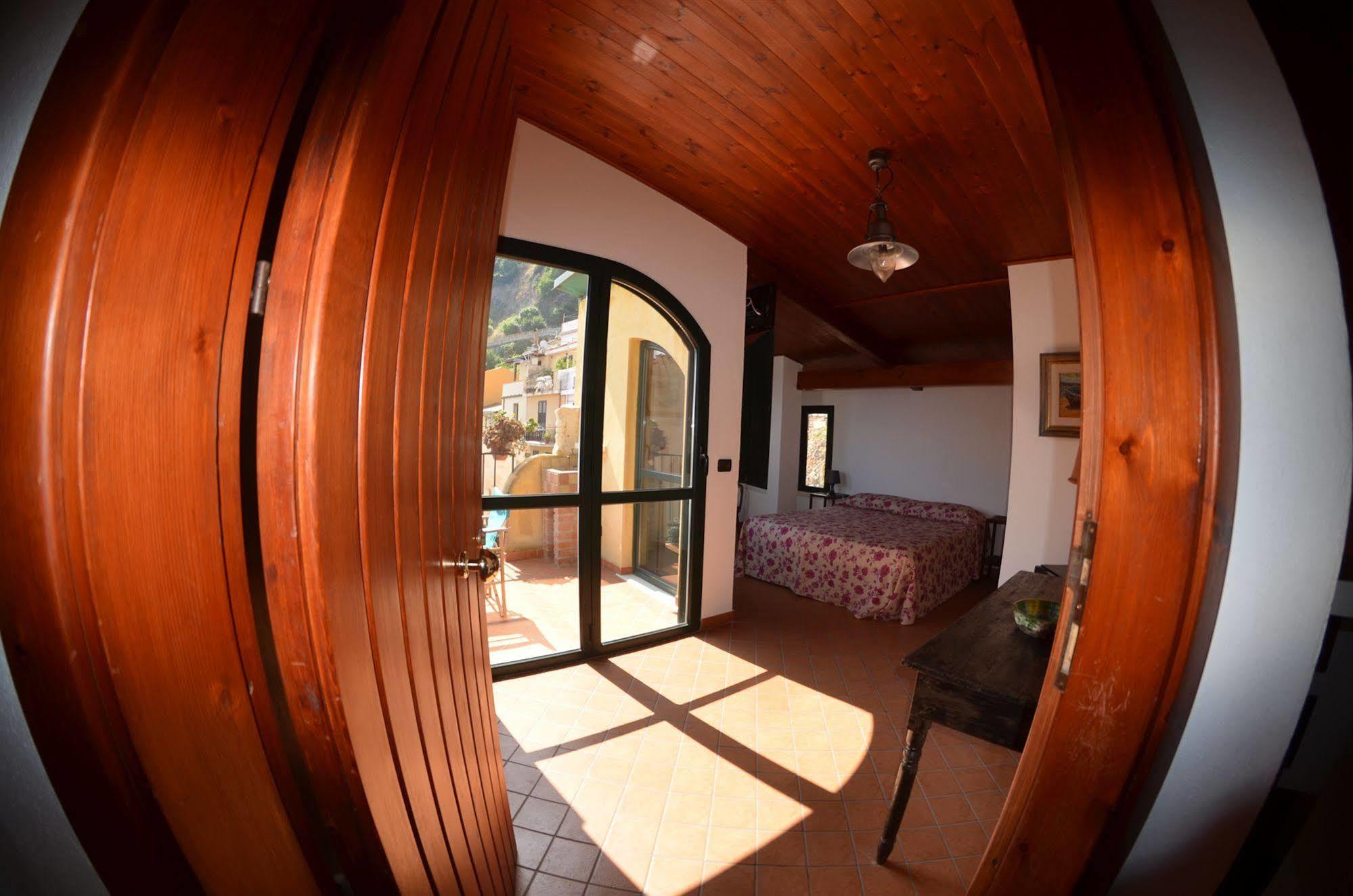 Bed and Breakfast Le Piccole Grotte Шилла Экстерьер фото
