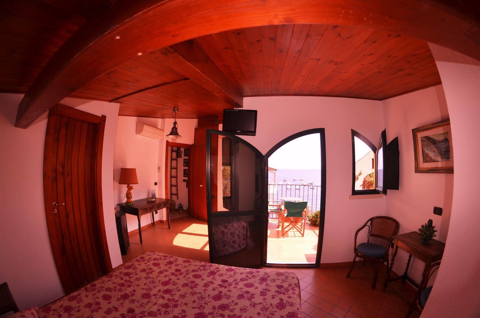 Bed and Breakfast Le Piccole Grotte Шилла Экстерьер фото